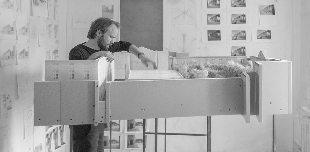 zdjecie pracowni architektonicznej, model architektoniczny, makieta projektu architektonicznego budynku uniwersyteckiego- architekt Karol Żurawski