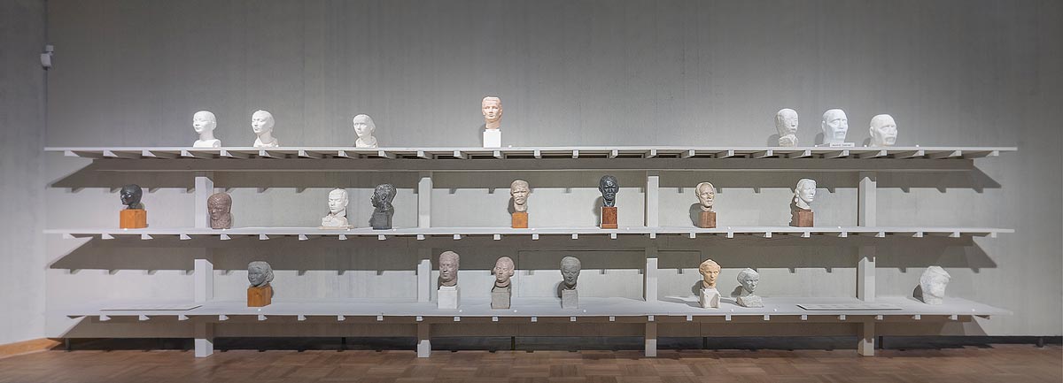 regał z rzeźbami głów, Zamoyski