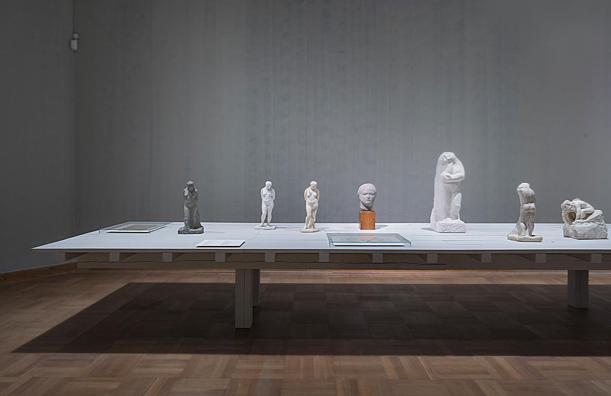 stół roboczy z rzeźbami Zamoyskiego