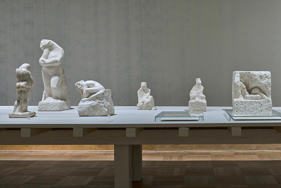 stół roboczy z rzeźbami Zamoyskiego